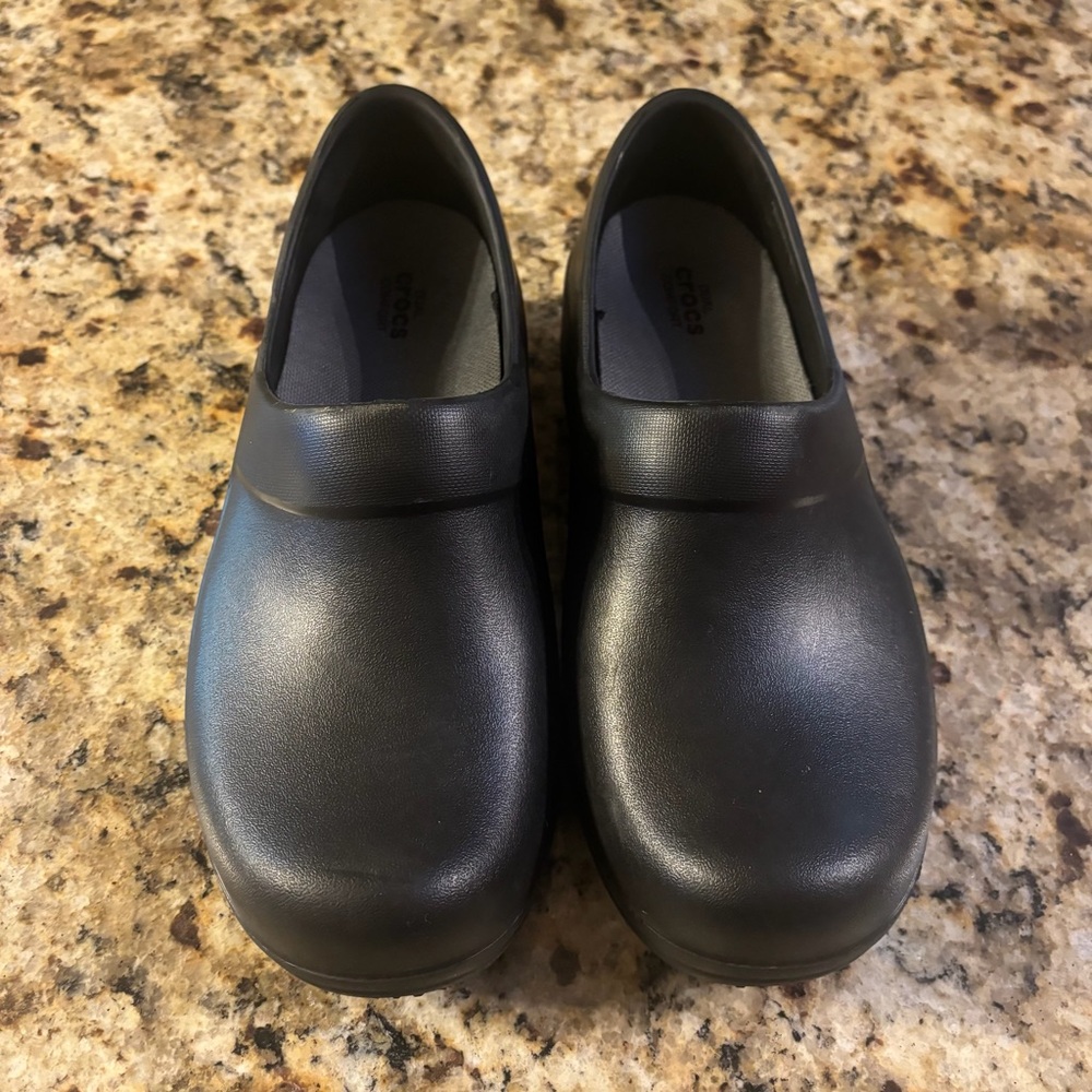 Women’s Dual Comfort Crocs Black Clogs Size 8 Slip resistant EUC